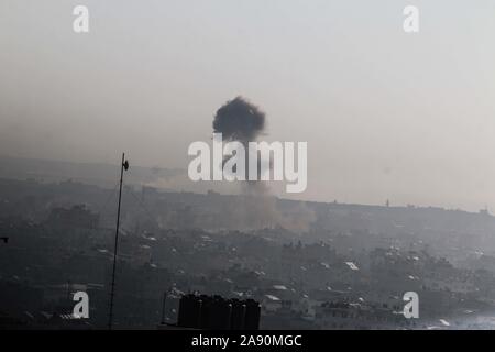 La ville de Gaza, la bande de Gaza, en Palestine. 12 Nov, 2019. La fumée s'élève dans la ville de Gaza à la suite d'une frappe israélienne, les forces israéliennes tuent Baha Abou Al-Ata haut commandant du Jihad islamique à Gaza raid aérien. Credit : Mahmoud Khattab/Quds Net News Wire/ZUMA/Alamy Live News Banque D'Images