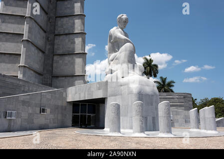 Une statue de marbre cubain de José Julián Martí Pérez sur le site de la Tour Mémorial de 109 m (358 pieds), l'un des principaux monuments et touristes de la Havane Banque D'Images