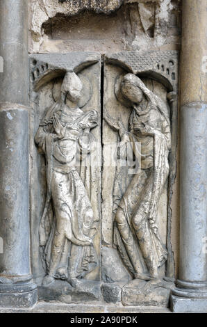 Bas-relief de façade dans l'Abbaye de Moissac décorés de sculptures d'apôtres et de saints Banque D'Images