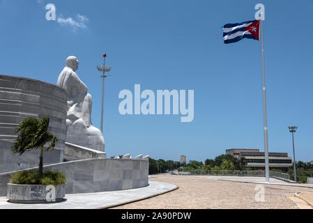 Statue cubaine en marbre de José Julián Martí Pérezat à la base de la tour commémorative de 109 m (358 pi). Le Mémorial est l'un des principaux monuments de la Havane Banque D'Images