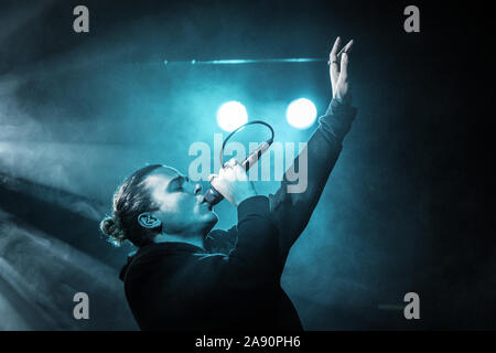 Copenhague, Danemark. 09ème, novembre 2019. Le chanteur et compositeur Alex Vargas il se produit comme un chanteur invité au concert à Farveblind Pumpehuset à Copenhague. (Photo crédit : Gonzales Photo - Flemming Bo Jensen). Banque D'Images