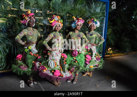 Les jeunes filles vêtues de costumes Tropicana, de l'accueil des visiteurs à l'entrée de la Tropicana night club à l'extérieur de La Havane à Cuba Banque D'Images