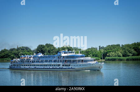 Tourisme vieux bateaux de plaisance sur la Volga Banque D'Images