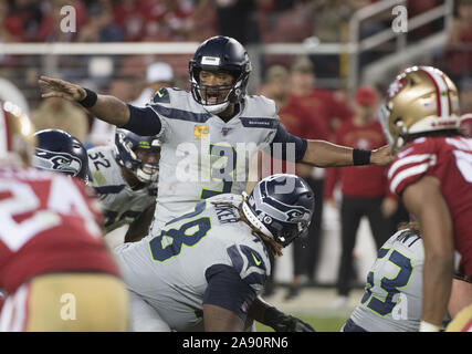 Santa Clara, États-Unis. 12 Nov, 2019. Seattle Seahawks quarterback Russell Wilson (3) signaux d'appels contre les San Francisco 49ers au quatrième trimestre à Levi's Stadium à Santa Clara, Californie le lundi, 11 novembre, 2019. Les Seahawks defreated les 49ers 27-24 en prolongation. Photo par Terry Schmitt/UPI UPI : Crédit/Alamy Live News Banque D'Images