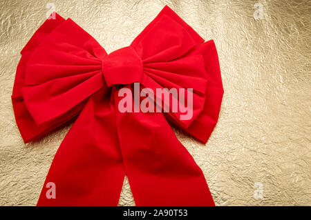 Grand arc rouge brillant décoration festive or texture wrapping paper Banque D'Images