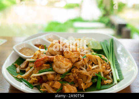 Pad Thaï la cuisine asiatique avec copie espace.nouilles thaï traditionnel avec sauté de crevettes feuilles de banane.grosses) sont au-dessus d'elle. Banque D'Images