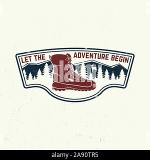 Laissez l'aventure commence slogan. Camp d'été. Vector illustration. Concept pour chemise ou imprimer, stamp ou tee. Typographie vintage design avec des bottes de randonnée, montagnes, ciel et forêt d'ossature. Illustration de Vecteur