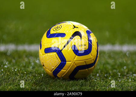 Merlin Hi-Vis Nike ballon de match d'hiver - Norwich City v Watford, Premier League, Carrow Road, Norwich, UK - 8 novembre 2019 Editorial N'utilisez que des restrictions s'appliquent - DataCo Banque D'Images