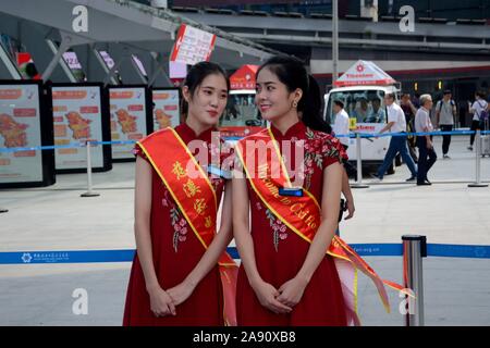 GUANGZHOU (Canton), CHINE - 19 OCTOBRE : 126e foire de Canton, Chine Importer et Exporter Fair. Hôtesse chinoise traditionnelle en robes rouges le 19 octobre dernier, 2 Banque D'Images