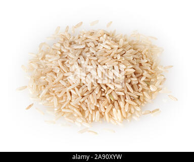 Tas de riz brun isolé sur fond blanc Banque D'Images