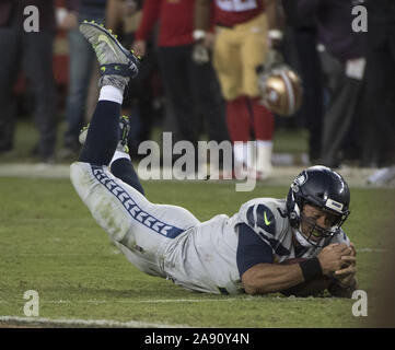 Santa Clara, États-Unis. 12 Nov, 2019. Seattle Seahawks quarterback Russell Wilson (3) plongées pour le parcage contre San Francisco 49ers en heures supplémentaires à Levi's Stadium à Santa Clara, Californie le lundi, 11 novembre, 2019. Les Seahawks defreated les 49ers 27-24 en prolongation. Photo par Terry Schmitt/UPI UPI : Crédit/Alamy Live News Banque D'Images
