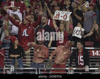 Santa Clara, États-Unis. 12 Nov, 2019. San Francisco 49ers fans hurler pendant les heures supplémentaires contre les Seattle Seahawks chez Levi's Stadium à Santa Clara, Californie le lundi, 11 novembre, 2019. Les Seahawks defreated les 49ers 27-24 en prolongation. Photo par Terry Schmitt/UPI UPI : Crédit/Alamy Live News Banque D'Images