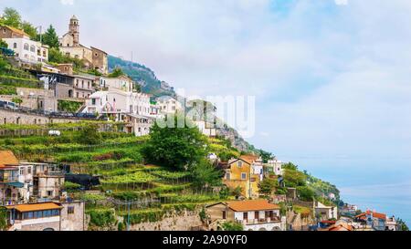 Le pittoresque village italien de Furore, de pittoresques petits vignobles et jardins construit sur une colline en terrasses escarpées surplombant la Méditerranée. Banque D'Images