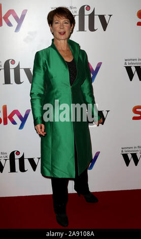 Dec 01, 2017 - Londres, Angleterre, Royaume-Uni - Sky Women in Film and TV Awards 2017, le tapis rouge Photo arrivées truies : Celia Imrie Banque D'Images