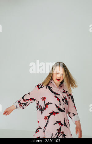 Young woman dancing Banque D'Images