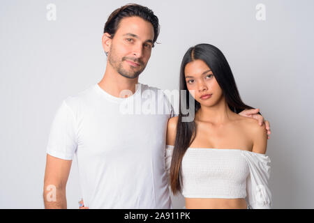 Portrait of multi ethnic couple ensemble et dans l'amour Banque D'Images