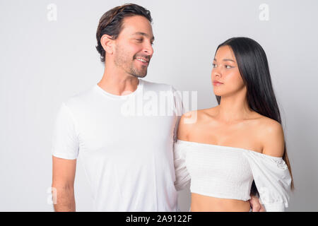 Portrait of happy multi ethnic couple face à face Banque D'Images