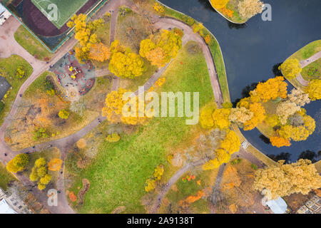 L'automne jaune vif city park haut Vue aérienne Banque D'Images