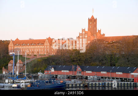 Flensburg, Allemagne. 29 Oct, 2019. Vue de l'école navale dans le district de Flensbourg Mürwik. Sur le modèle du style gothique en brique du nord de l'Allemagne, il a été au centre de formation pour les officiers de la marine allemande depuis 1910. Avec ses plus de 200 m de long de l'eau et sa tour haute de 60 m environ, il domine la rive sud de la fjord de Flensburg. Crédit : Carsten Rehder/dpa/Alamy Live News Banque D'Images