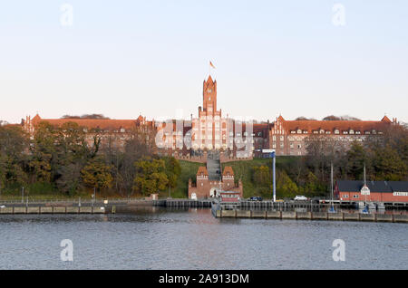 Flensburg, Allemagne. 29 Oct, 2019. Vue de l'école navale dans le district de Flensbourg Mürwik. Sur le modèle du style gothique en brique du nord de l'Allemagne, il a été au centre de formation pour les officiers de la marine allemande depuis 1910. Avec ses plus de 200 m de long de l'eau et sa tour haute de 60 m environ, il domine la rive sud de la fjord de Flensburg. Crédit : Carsten Rehder/dpa/Alamy Live News Banque D'Images