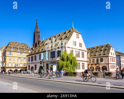 Le musée historique est situé dans l'ancien abattoir sur l'Ill, près de la cathédrale Notre-Dame dans la vieille ville de Strasbourg, France. Banque D'Images