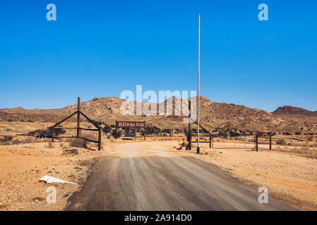 Le portail d'entrée à Klein-Aus Vista Lodge and restaurant en Namibie Banque D'Images