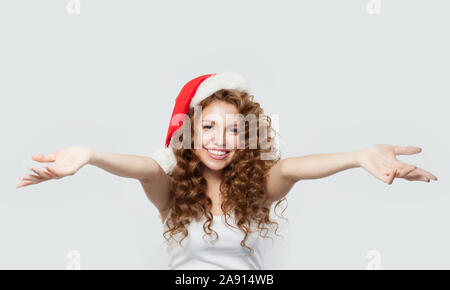 Beautiful woman in Santa hat s'amusant sur fond blanc Banque D'Images