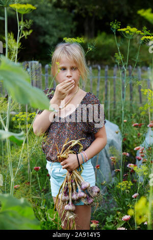 Fille dans le jardin Banque D'Images