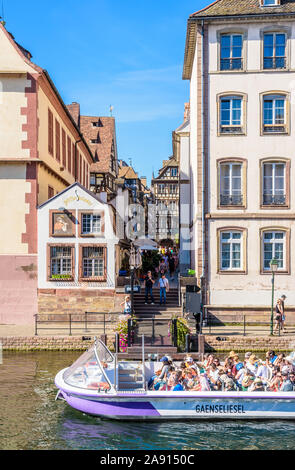 Un bateau d'excursion plein de touristes de la société Batorama est stationnement à une jetée sur l'Ill dans le quartier historique de Strasbourg, France. Banque D'Images