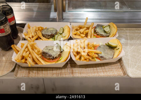 Cheeseburger, burger de boeuf et frites au Metropolitan Museum of art ou le Met, Cinquième Avenue, New York City, États-Unis d'Amérique. Banque D'Images