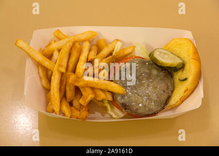 Cheeseburger, burger de boeuf et frites au Metropolitan Museum of art ou le Met, Cinquième Avenue, New York City, États-Unis d'Amérique. Banque D'Images