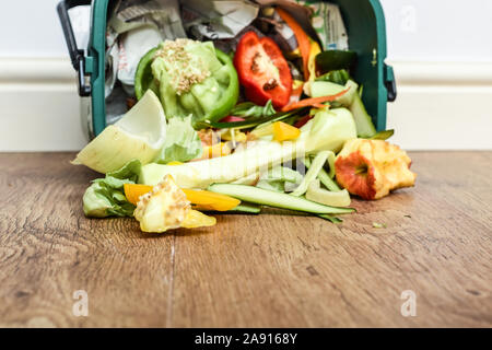 Les déchets alimentaires de cuisine domestique responsable de l'élimination du gaspillage alimentaire des ménages dans un environnmentally friendly way par le recyclage en compost bin à l'hom Banque D'Images