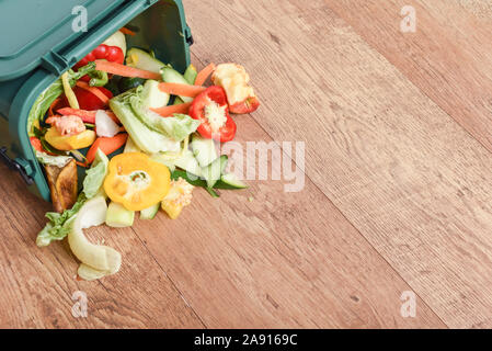 Les déchets alimentaires de cuisine domestique responsable de l'élimination du gaspillage alimentaire des ménages dans un environnmentally friendly way par le recyclage en compost bin à l'hom Banque D'Images