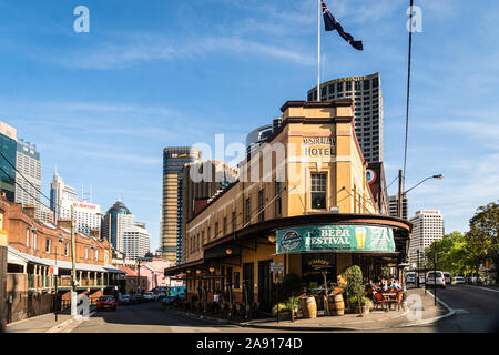 Sydney, Australie - 3 octobre 2019 : l'architecture traditionnelle de l'Australian Heritage Hotel et pub contraste avec les tours modernes dans le Sydney R Banque D'Images