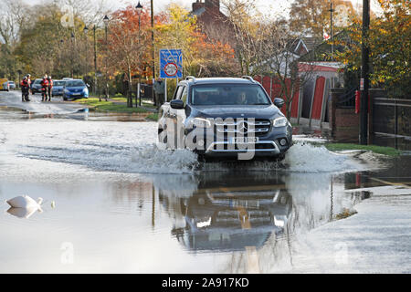 Une voiture conduit par l'eau de l'inondation près de Fishlake à Doncaster. Le premier ministre est de présider une réunion du comité d'urgence du gouvernement après de graves inondations dans les régions du pays, où la pluie est enfin expectedd pour faciliter cet après-midi. Banque D'Images