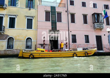 Editorial Venise, Italie - 19 juin 2019 : livraison DHS à Venise par bateau sur le canal. Banque D'Images