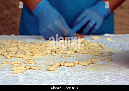 Close up of a woman making gnocchi sardes traditionnels : malloreddus Banque D'Images