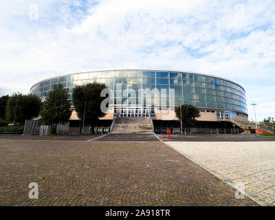 Zenith, anciennement connu sous le nom de Palazzo dello Sport ou Palaeur, est multi-sports et divertissements arena dans le quartier Eur de Rome - Italie Banque D'Images