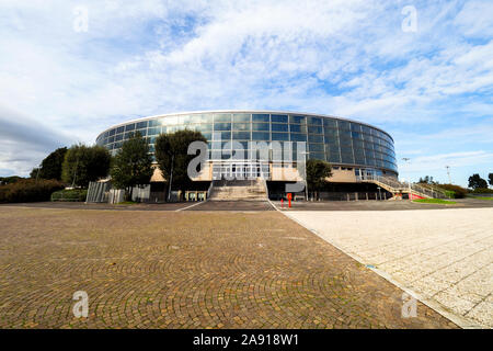 Zenith, anciennement connu sous le nom de Palazzo dello Sport ou Palaeur, est multi-sports et divertissements arena dans le quartier Eur de Rome - Italie Banque D'Images
