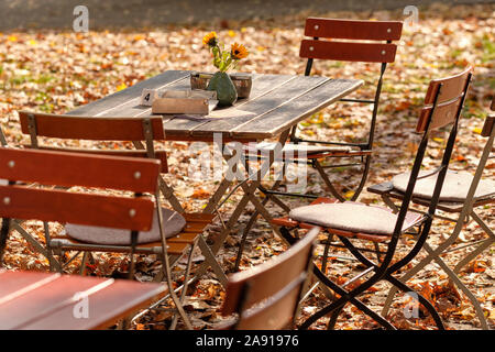 Nuremberg, Allemagne - 07 octobre 2019 : un groupe de coin avec une table de salon de jardin en acier et bois est debout sur un marché hebdomadaire sur l'herbe Banque D'Images