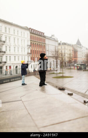 Les enfants en ville Banque D'Images