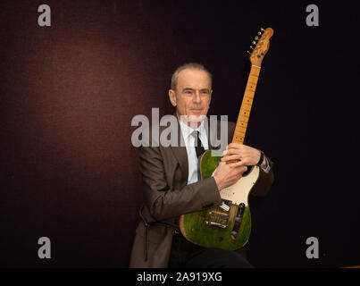 London,UK,12 novembre 2019,une photo avec Francis Rossi de Status Quo a eu lieu à Bonhams, à Londres, à l'avenir de la vente de souvenirs de son célèbre avec guitare Fender Telecaster verte qui aura lieu le mardi 17 décembre 2019. Il a été acheté en seconde main Glasgow en 1968 pour £75,00 et a été dans l'appropriation des musiciens depuis plus de 50 ans. Il est estimé à £100 000-£150 000.Credit : Keith Larby/Alamy Live News Banque D'Images