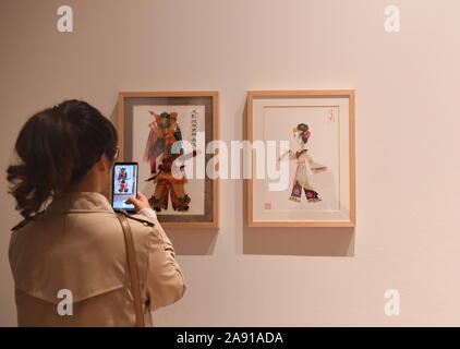 (191112) -- Tirana, 12 novembre 2019 (Xinhua) -- une femme visites une exposition pour marquer le 70e anniversaire de l'établissement de relations diplomatiques entre la Chine et l'Albanie au centre de l'ouverture et le dialogue (COD) du bureau du Premier Ministre de l'Albanie à Tirana, Albanie le 11 novembre 2019. L'exposition, organisée par le COD en coopération avec l'ambassade de Chine à l'Albanie, est intitulée "Au-delà des souvenirs. L'exposition a rassemblé une collection de timbres commémoratifs sur Chine émis par la poste albanaise de 1968 à 2009, ainsi que des œuvres traditionnelles chinoises de la ville de Nanjing. Banque D'Images