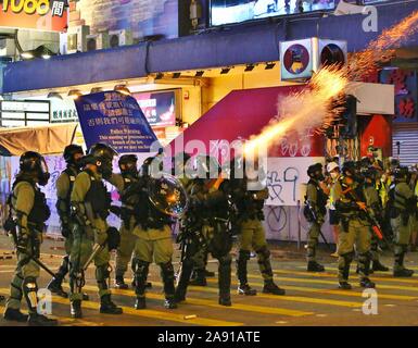 Hong Kong. 11Th Nov, 2019. Des affrontements éclatent dans plusieurs quartiers entre les manifestants et la police après avoir obtenu un manifestant tué par la police et un homme a été incendiée par des manifestants au cours de ce qui semblait être un différend. La police ici en tenue de déployer des gaz lacrymogènes. Gonzales : Crédit Photo/Alamy Live News Banque D'Images