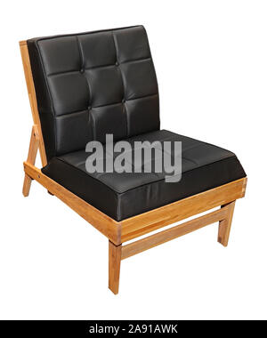 Retro noir chaise en cuir dans le cadre en bois isolé sur blanc Banque D'Images