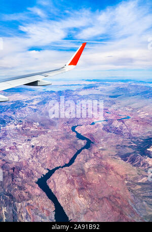 Volant au-dessus du fleuve Colorado en Arizona, États-Unis Banque D'Images