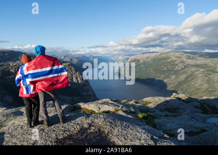 Pathway Pulpit Rock. Couple avec le pavillon de la Norvège ressemble au panorama de l'Lysefjord. Attraction touristique. Ensoleillé dans les montagnes Banque D'Images