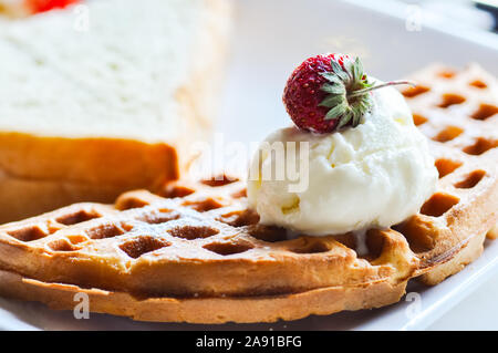 Close up de gaufre avec de la crème glacée et aux fraises. Le petit-déjeuner gratuit. Banque D'Images