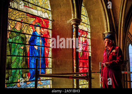 Restaurateur de verre tête Sam Kelly inspecte l'Angeli Laudantes et Angeli Ministrantes de vitraux à la cathédrale de Salisbury comme travail de restauration à nettoyer, conserver et restaurer les fenêtres, installé en 1879, est en cours. Banque D'Images