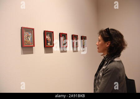 (191112) -- Tirana, 12 novembre 2019 (Xinhua) -- une femme visites une exposition pour marquer le 70e anniversaire de l'établissement de relations diplomatiques entre la Chine et l'Albanie au centre de l'ouverture et le dialogue (COD) du bureau du Premier Ministre de l'Albanie à Tirana, Albanie le 11 novembre 2019. L'exposition, organisée par le COD en coopération avec l'ambassade de Chine à l'Albanie, est intitulée "Au-delà des souvenirs. L'exposition a rassemblé une collection de timbres commémoratifs sur Chine émis par la poste albanaise de 1968 à 2009, ainsi que des œuvres traditionnelles chinoises de la ville de Nanjing. Banque D'Images